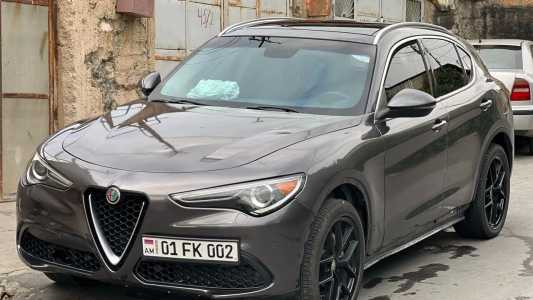 Alfa Romeo Stelvio, Бензин, 2017