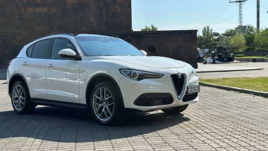 Alfa Romeo Stelvio, Бензин, 2018