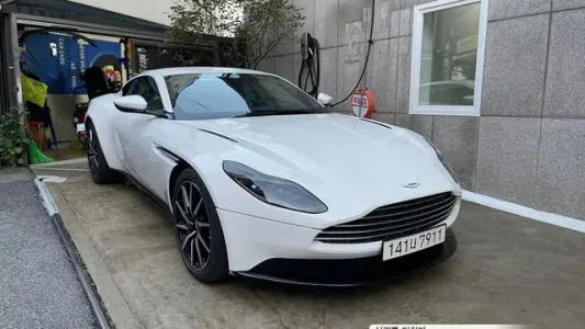 Aston Martin DB11, 2023