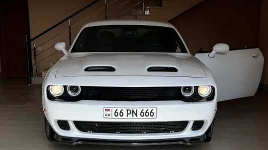 Dodge Challenger, Бензин, 2017