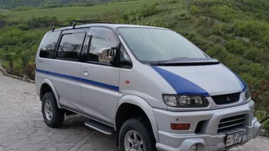 Mitsubishi Delica, Бензин, 2004