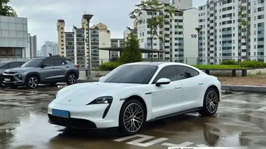 Porsche Taycan, 2022