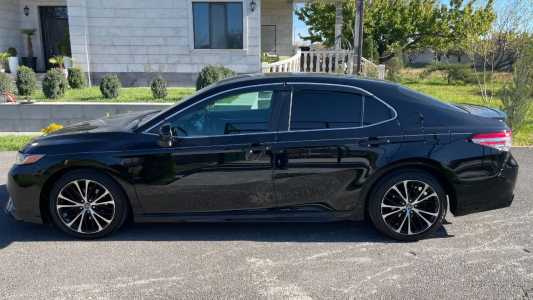 Toyota Camry, Бензин, 2018