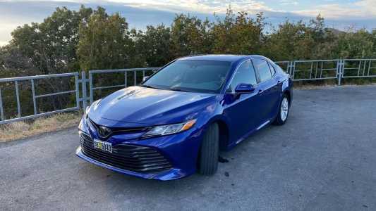 Toyota Camry, Бензин, 2018