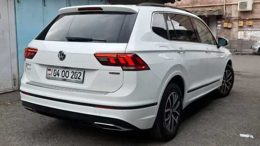 Volkswagen Tiguan, Бензин, 2018