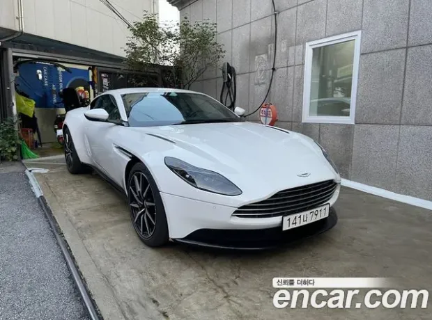 Aston Martin DB11, 2023