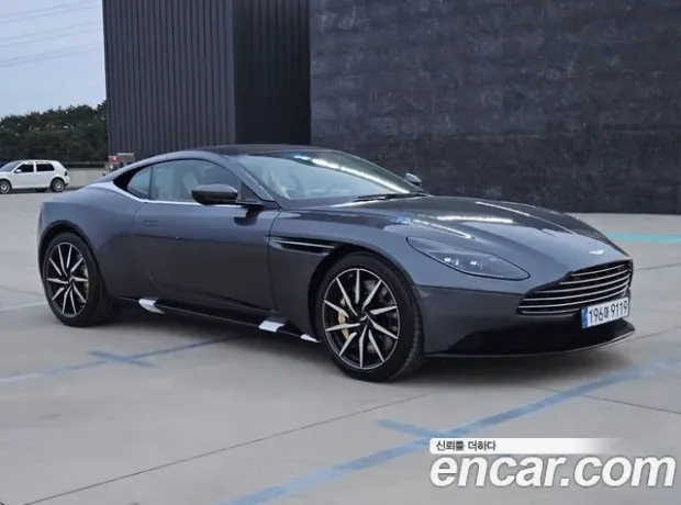 Aston Martin DB11, 2023